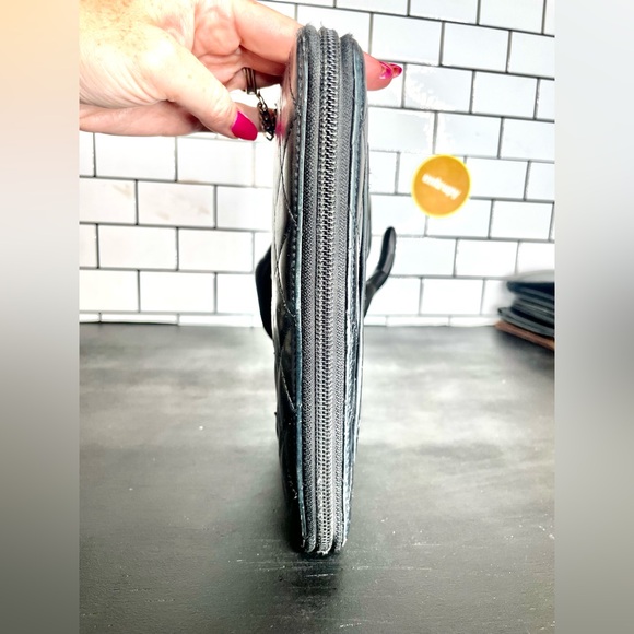 💯 Authentic Chanel Black Cambon leather zippy wallet - Picture 5 of 13